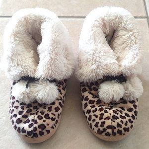 CuddlDuds Leopard Booty Slippers